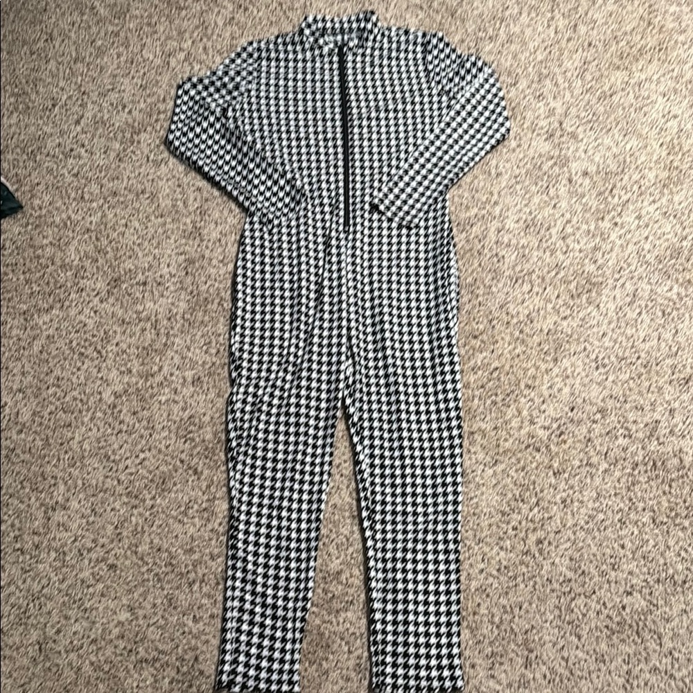 Size XL houndstooth print romper with long sleeves and zipper down front